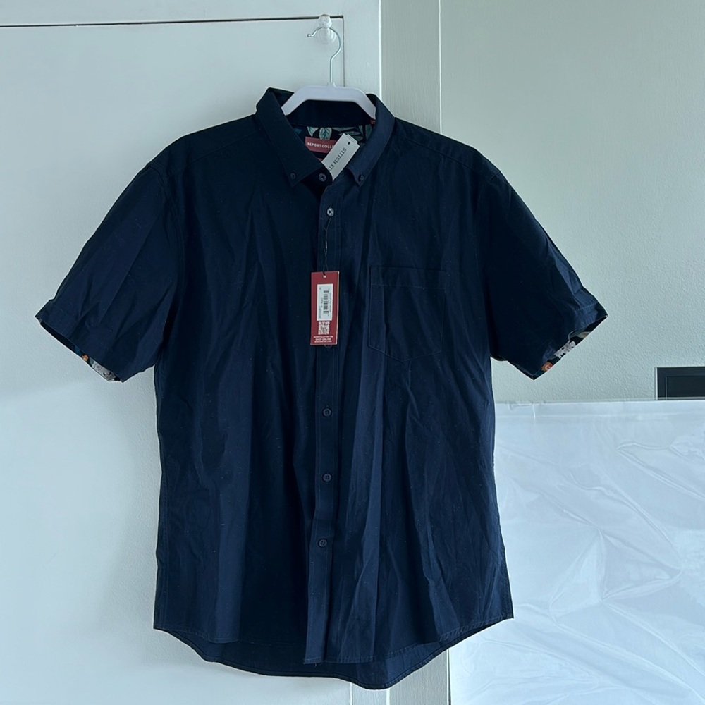 Men’s short sleeve button down. Report Collection, size XL.